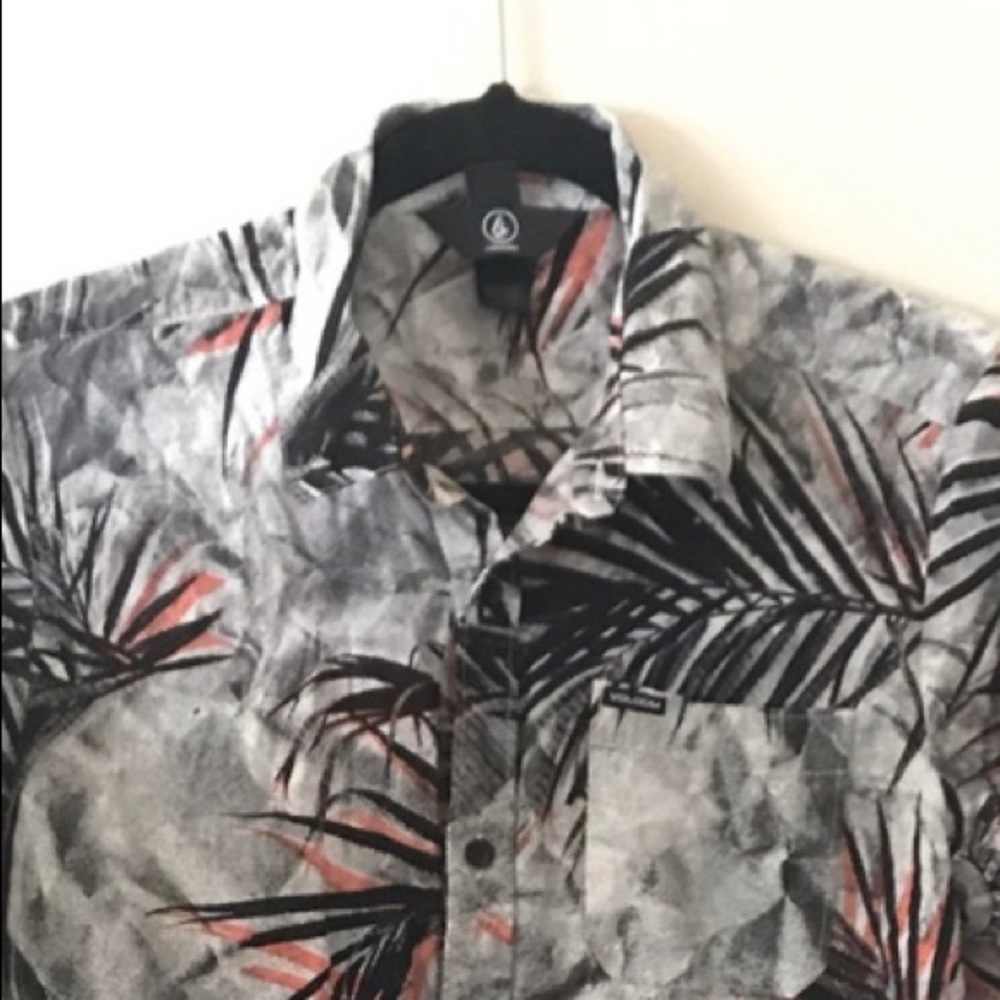 GUC Volcom Dark tropical print shirt